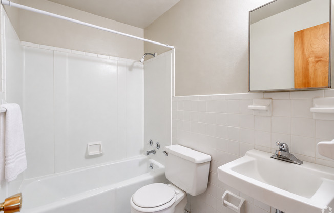 2 beds, 1 bath, 700 sqft, $925, Unit B-7622