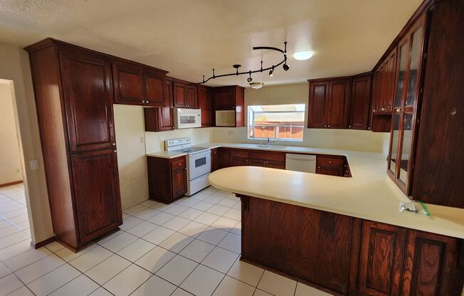 3BD/2.5BA Single Story Home - 1950 Square Feet- Mira Mesa
