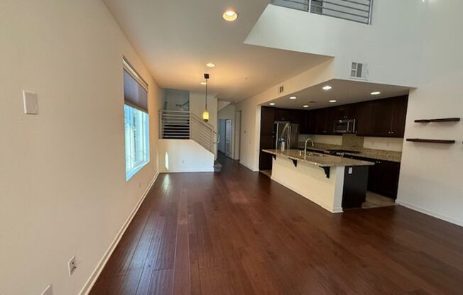 2bdr Condo located in Business district of Irvine