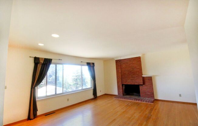 Sunny 3bed/2.5 bath + office space in Montclair Hills!!!