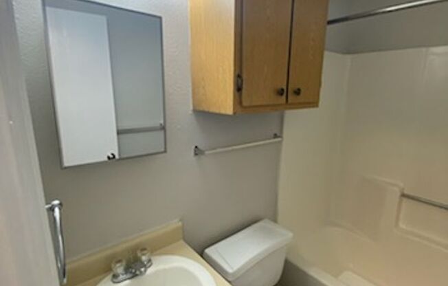 2 beds, 2 baths, 856 sqft, $869, Unit 2827-1817