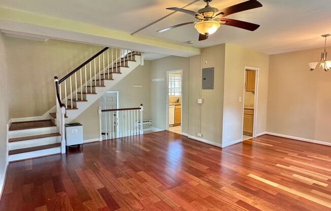 ALEXANDRIA - CLOSE TO PENTAGON - 5 MIN WALK TO METRO BUS STOP