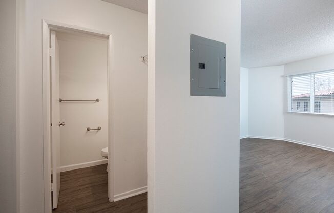 2 beds, 2 baths, 987 sqft, $2,895, Unit 40-10