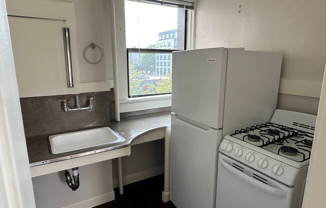 Studio, 1 bath, 290 sqft, $1,000, Unit 32