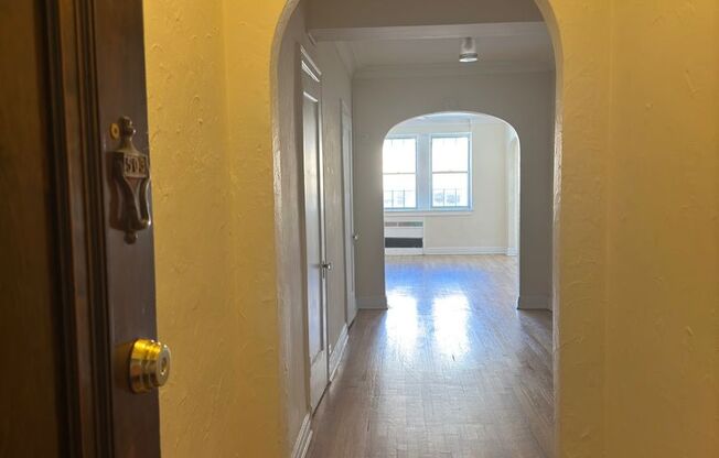 1 bed, 1 bath, 962 sqft, $1,560, Unit New King Edward  503