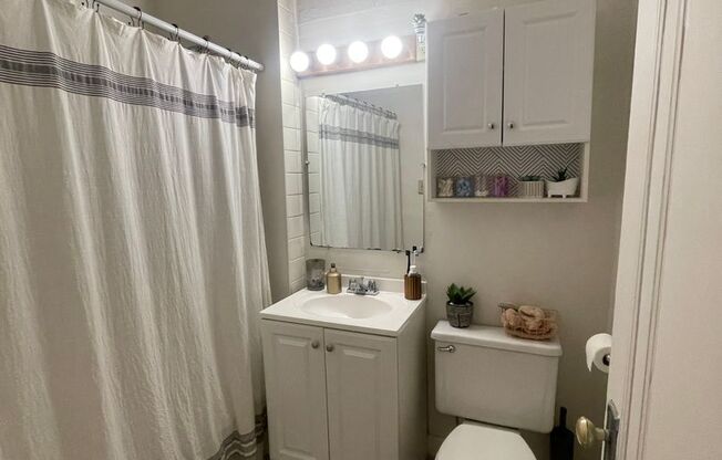 2 beds, 1 bath, 1,100 sqft, $1,350, Unit 4