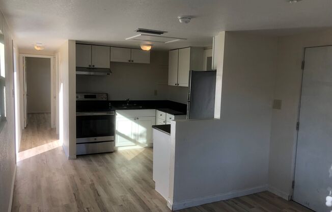 Cozy 2BR/1BA Dade City Home w/Private Porch on a Large Lot, Ceramic Tile Floors