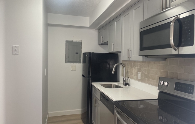 2 beds, 1 bath, 940 sqft, $2,350, Unit 13M