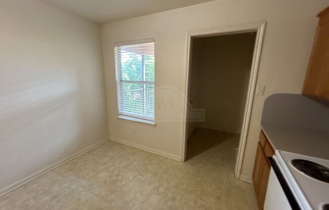 2 beds, 1 bath, $699, Unit 601 Main St N. Unit I