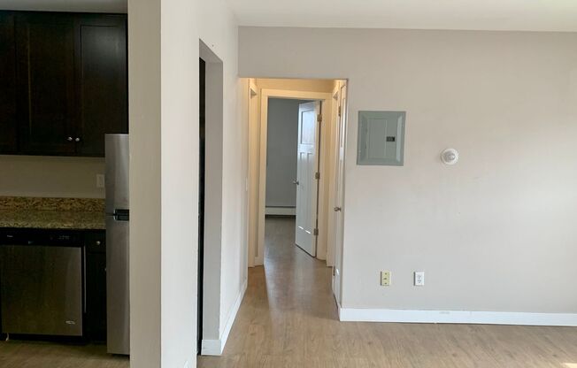 2 beds, 1 bath, $1,300, Unit 301