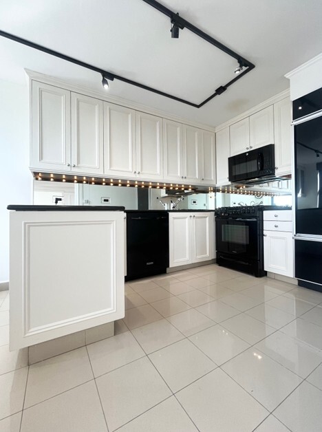 3 beds, 2.5 baths, 2,040 sqft, $16,500, Unit 27GH