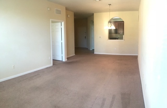 3/2 updated condo, inside gated community in Metrowest!