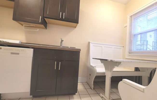 1 bed, 1 bath, $1,025, Unit 18