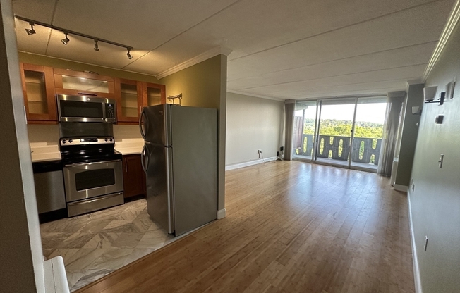 2 beds, 1 bath, 833 sqft, $2,800, Unit 705