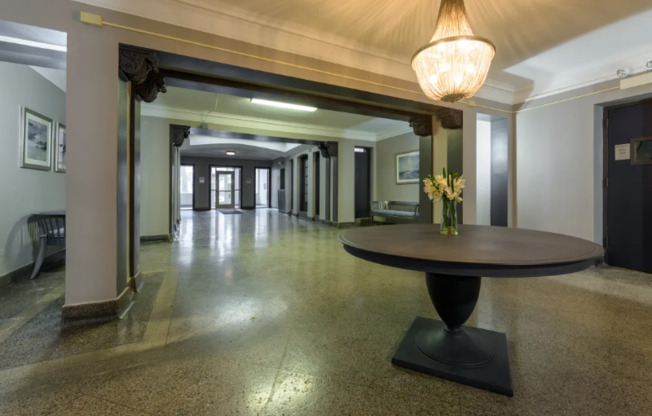 1320 E HYDE PARK BLVD