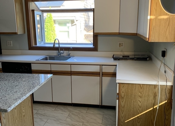 3 beds, 1 bath, 1,000 sqft, $2,900, Unit 34