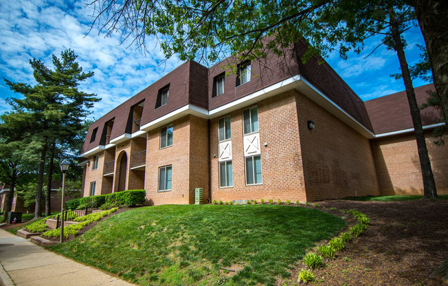 Oakton Park Apartments Building Exterior 14