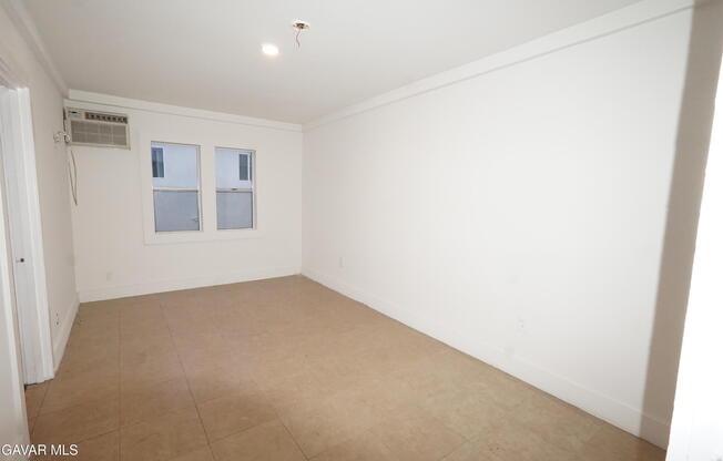 439 E FLORENCE AVE W