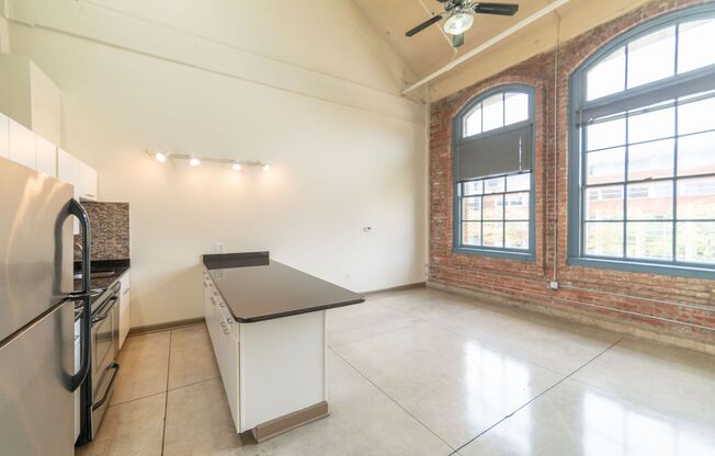 1 bed, 1 bath, 690 sqft, $1,350, Unit 221