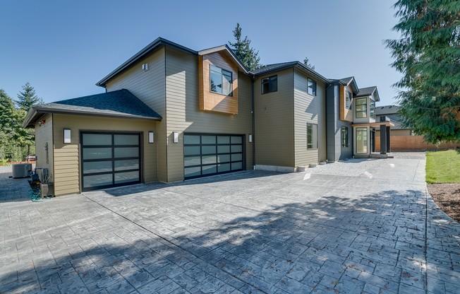 Luxurious & Contemporary 5 bed home in Redmond!