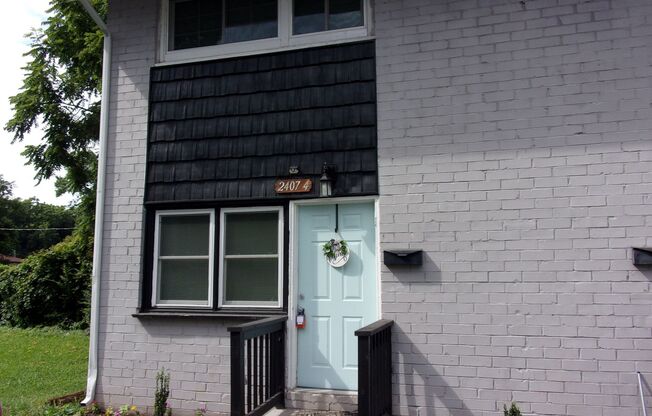 2 Bedroom 1 Bath Townhome Minutes to Uptown Charlotte - Recently Renovated