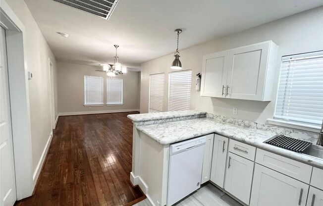 Adorable 2/1/1 Craftsman Bungalow in Angleton!