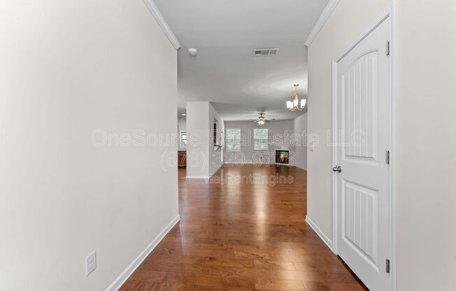 385 FRANKLIN LN