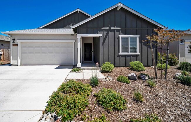 Beautiful New 4 Bedroom/2 Bath Furnished Home In East Redding