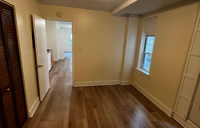 1 bed, 1 bath, 572 sqft, $1,325, Unit Old King Edward 1