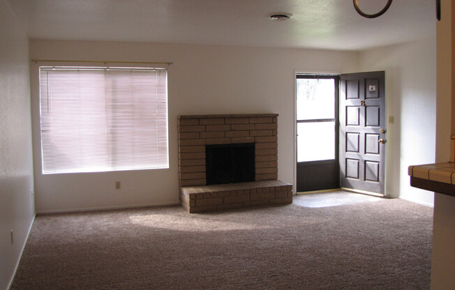 2 beds, 1 bath, $1,400, Unit B