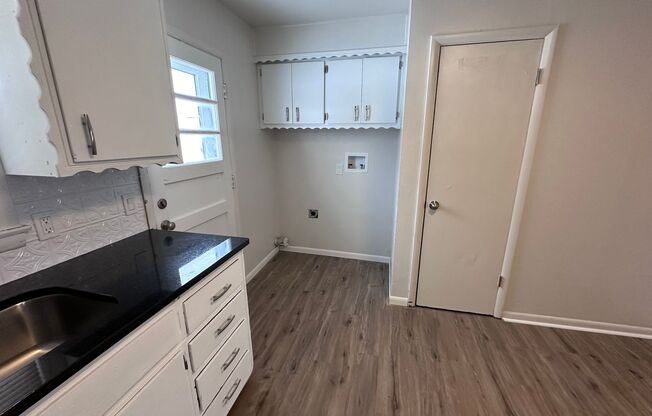 $795 - 2 bedroom / 1 bathroom - Newly remodeled Duplex