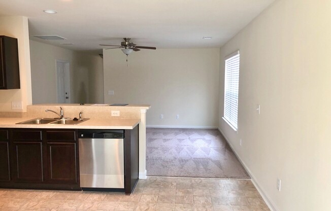 3 Bedroom 2 Bath House in Lakes of Summerville - Summerville