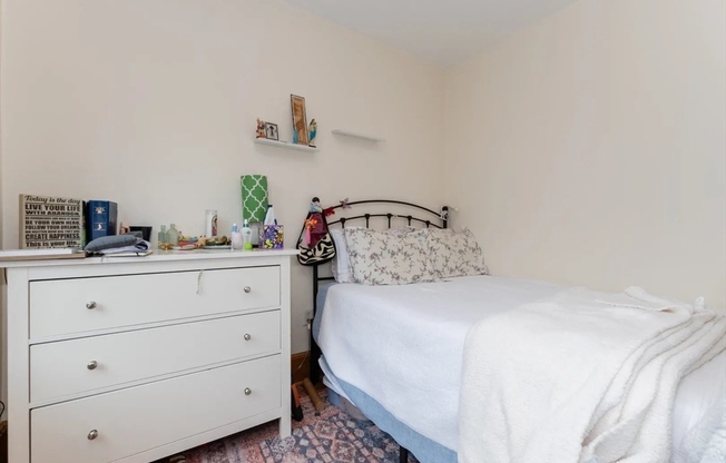 2 beds, 1 bath, 700 sqft, $2,600, Unit 2