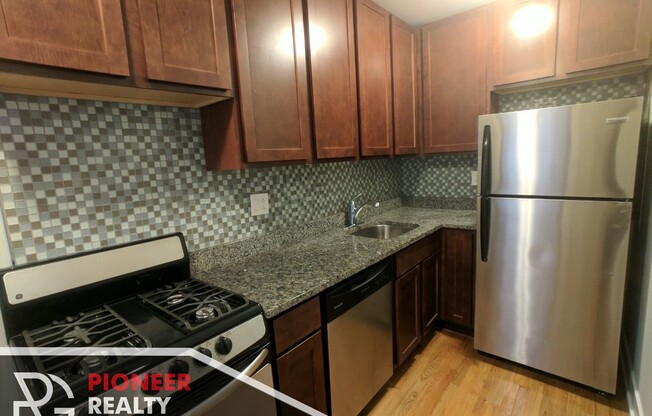425 W Roscoe St