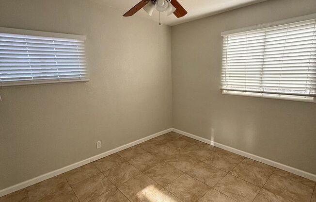 Clean 2 Bedroom / 1 Bathroom Condo in Ridgecrest.  Available for Immediate Lease!