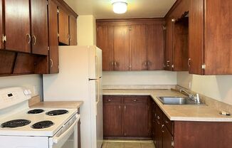 Mid-Century 2 bed 1 bath with hardwood and dishwasher. Parking included.