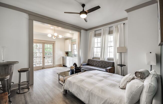 $400 Move In Special: Beautifully Updated Midtown Studio Apartment Walking Distance to Piedmont Park!