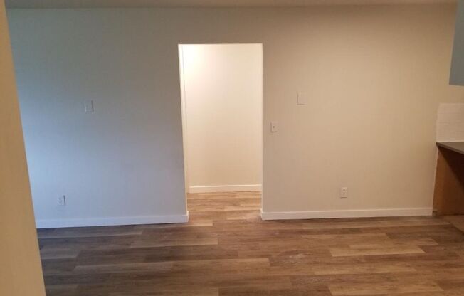 2 beds, 1 bath, 760 sqft, $1,100, Unit 11
