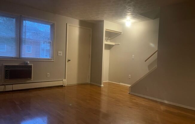 2 beds, 1 bath, $1,175, Unit D-8