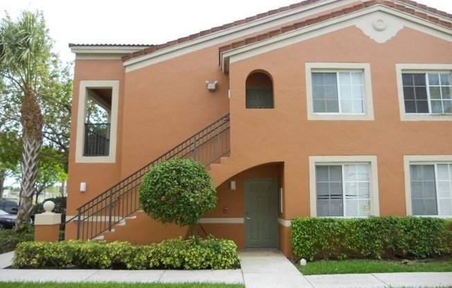 Great first floor corner unit, gated community, nice amenities