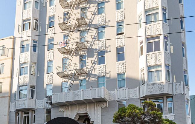 Pacific Heights: Corner Apartment w/ Formal Dining Room & Shared Roof Deck