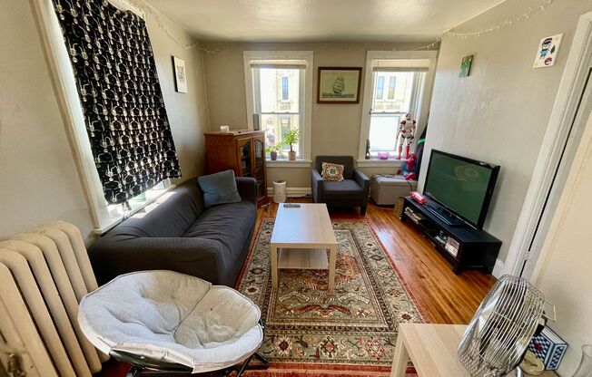 2 beds, 1 bath, $1,045, Unit 17