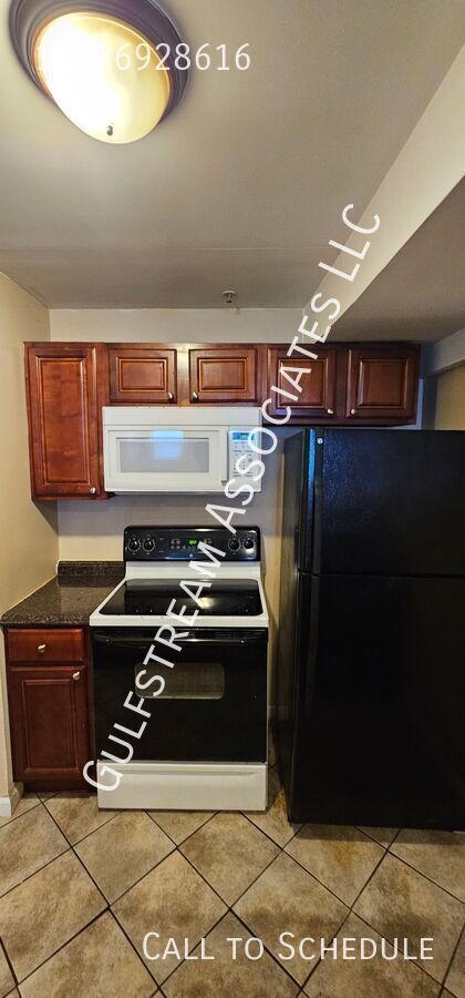 219 1/2 E N AVE