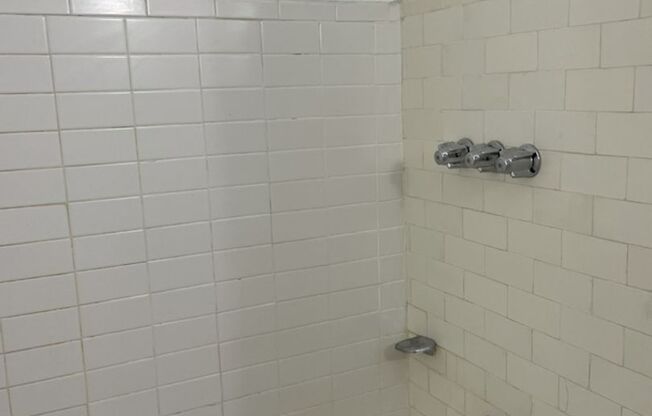 1 bed, 1 bath, 708 sqft, $1,340, Unit King Edward Annex 32