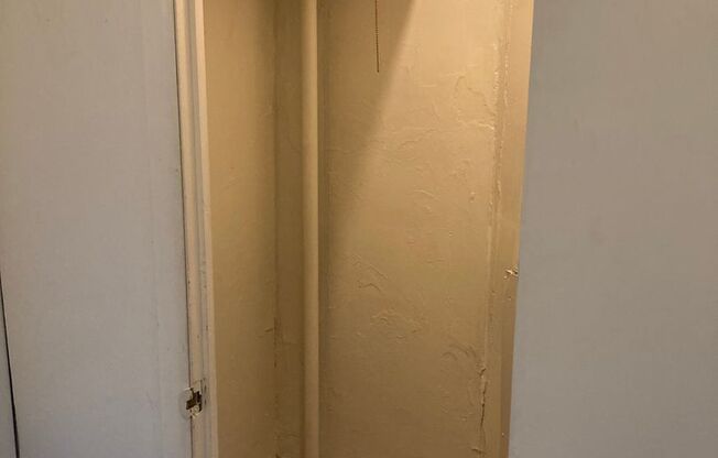 Studio, 1 bath, 450 sqft, $1,049, Unit 42-1R