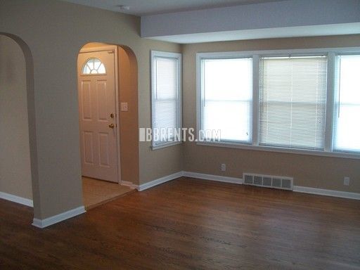 2 beds, 1 bath, $1,050