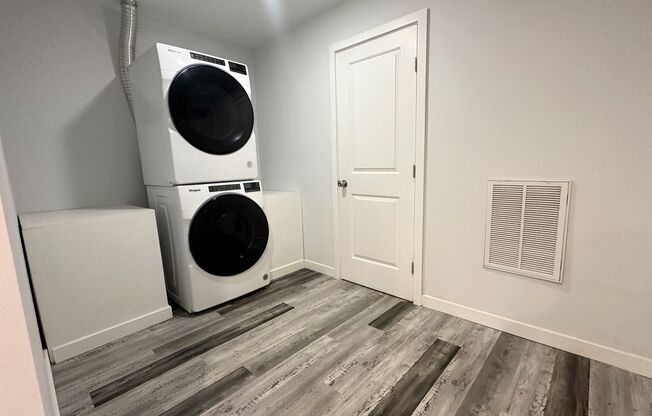 1 bed, 1 bath, 800 sqft, $1,350, Unit 1R