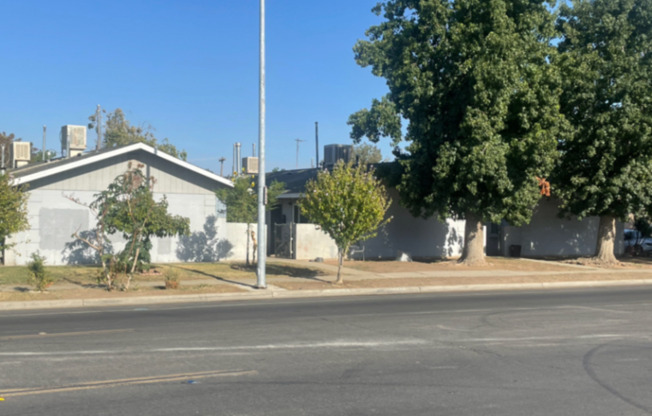 3 E SAN JOAQUIN ST