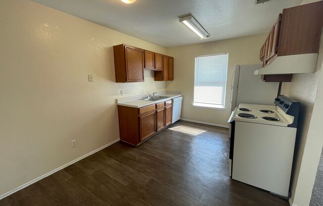 2 beds, 1 bath, 795 sqft, $650