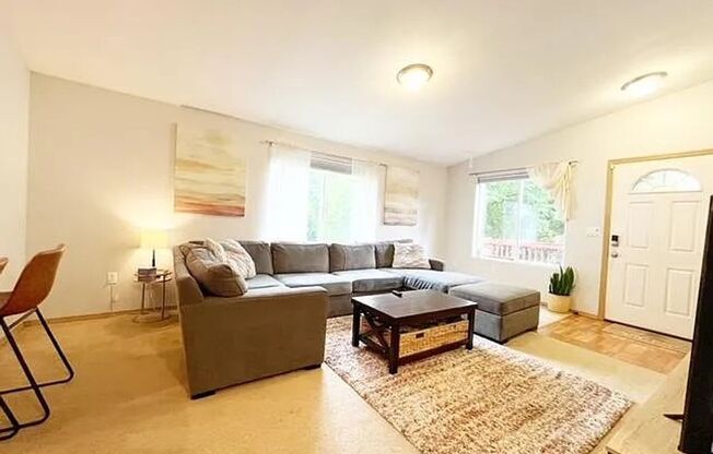 Spacious 3-Bed, 2-Bath Home with Garage – Near Bremerton Shipyard & Highway Access